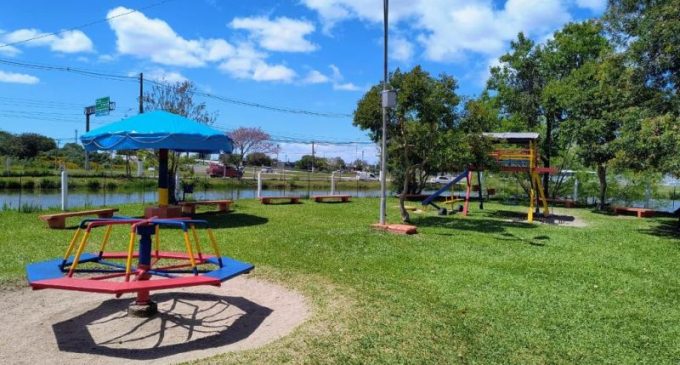 Brinquedos da praça aberta da rodoviária são reformados