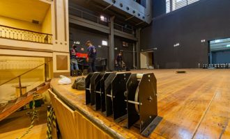 Começa a instalação da Caixa Cênica do Theatro Sete de Abril
