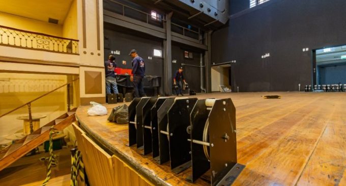 Começa a instalação da Caixa Cênica do Theatro Sete de Abril