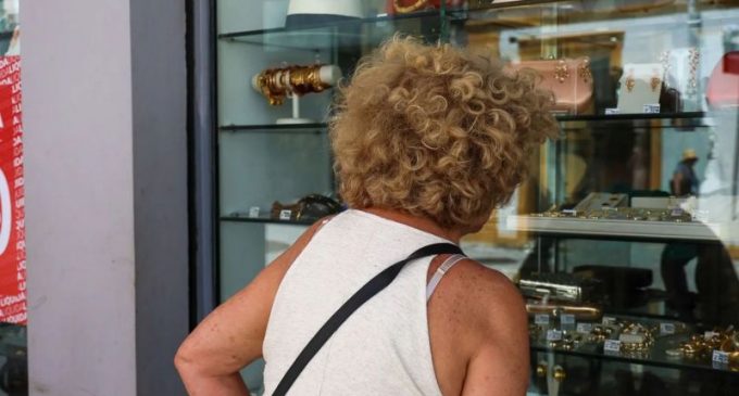 Procon reitera direito a preços visíveis em vitrines e sites