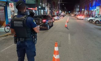 Fiscalização noturna aborda mais de 50 pessoas em ação integrada