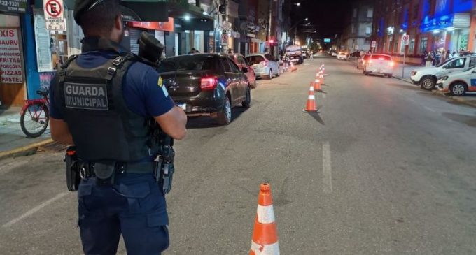 Fiscalização noturna aborda mais de 50 pessoas em ação integrada