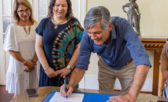 Prefeito empossa nova secretária de Assistência Social