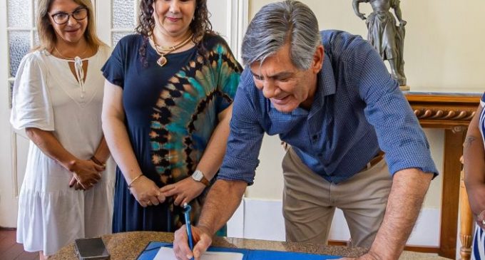 Prefeito empossa nova secretária de Assistência Social