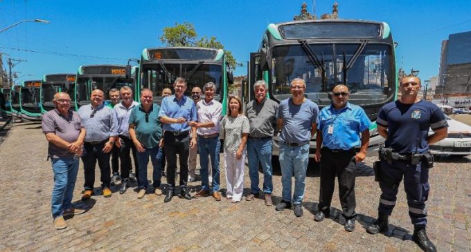 Prefeitura de Pelotas recebe sete novos ônibus para o transporte coletivo