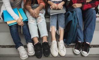 Governo do RS lança Programa Pé no Futuro, que destina R$ 150 para compra de tênis por estudantes