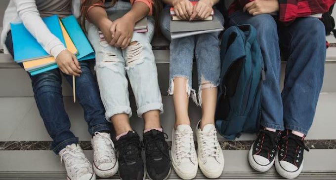 Governo do RS lança Programa Pé no Futuro, que destina R$ 150 para compra de tênis por estudantes