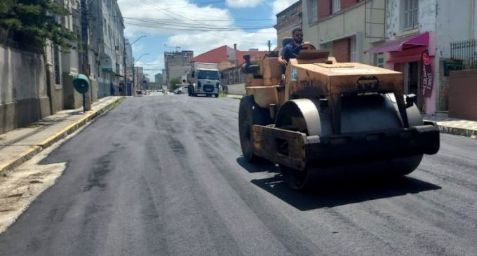 Asfalto em frente a Beneficência é recuperado