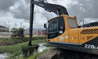 Sanep realiza limpeza de canal no prolongamento da Bento