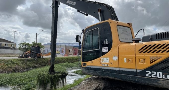Sanep realiza limpeza de canal no prolongamento da Bento
