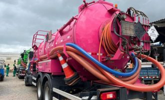 Sanep reforça desobstrução de redes com dois caminhões hidrojato