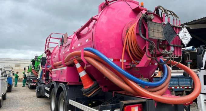 Sanep reforça desobstrução de redes com dois caminhões hidrojato