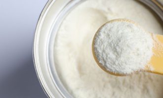 Sociedade de Pediatria do RS reforça alerta para cuidado após suspensão de lotes de fórmulas infantis