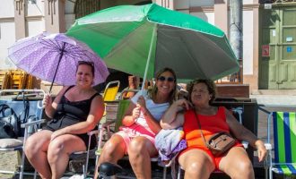 População faz vigília para assegurar lugar no Carnaval 2026