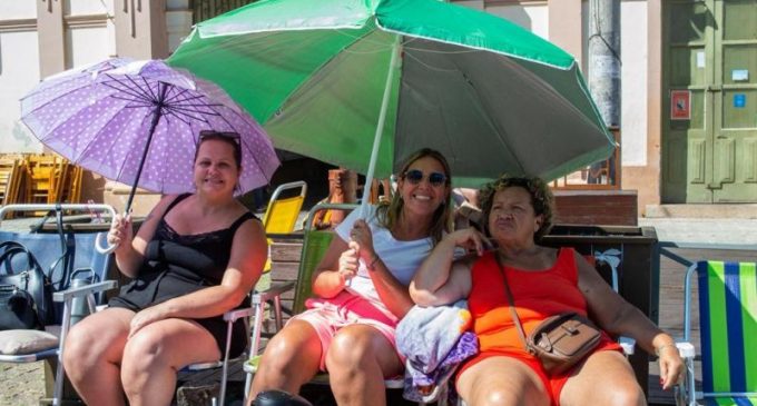 População faz vigília para assegurar lugar no Carnaval 2026