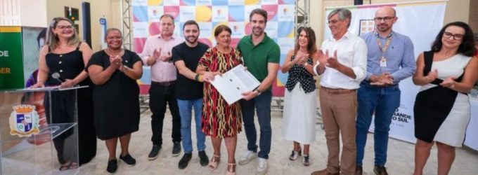 Eduardo entrega mais 277 escrituras da extinta Cohab em Pelotas e Rio Grande