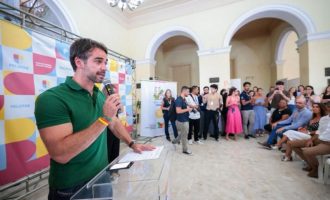 Eduardo entrega mais 277 escrituras da extinta Cohab em Pelotas e Rio Grande