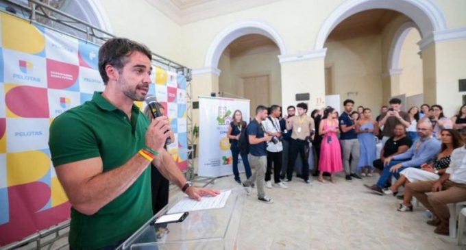 Eduardo entrega mais 277 escrituras da extinta Cohab em Pelotas e Rio Grande