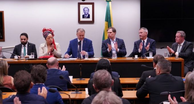 Posse da nova coordenação da bancada gaúcha reúne prefeitos, parlamentares e lideranças do estado