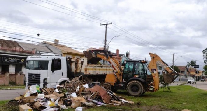 Prefeitura recolhe cargas de descarte irregular em canteiro da Duque