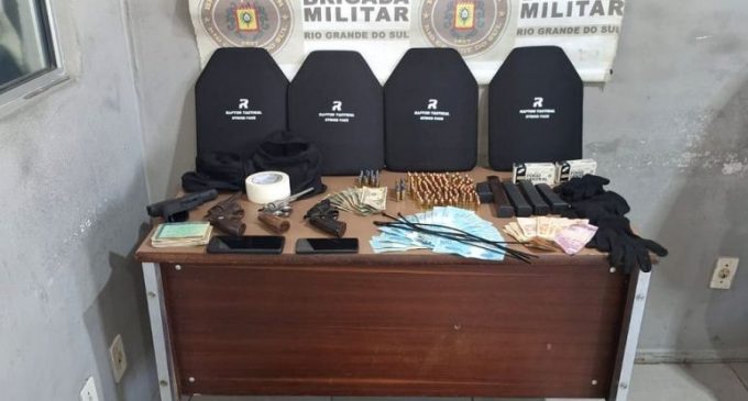 Prisão de quatro indivíduos em Pelotas durante roubo à residência