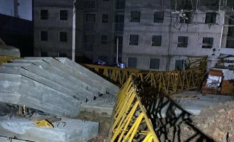 Queda de grua em obra deixa três mortos e mobiliza equipes de resgate em Pelotas