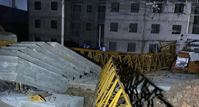 Queda de grua em obra deixa três mortos e mobiliza equipes de resgate em Pelotas