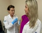 Hospital Escola aplica primeira dose da vacina contra dengue em profissional que coordenou o estudo clínico na instituição