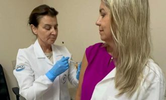 Hospital Escola aplica primeira dose da vacina contra dengue em profissional que coordenou o estudo clínico na instituição