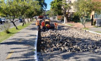 Trecho da Av. Dom Joaquim está bloqueado para recuperação do calçamento