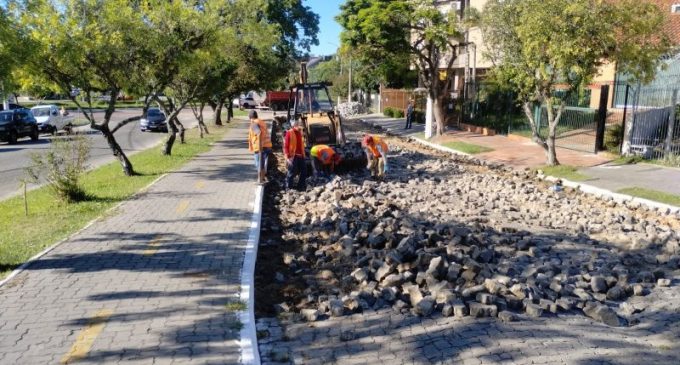 Trecho da Av. Dom Joaquim está bloqueado para recuperação do calçamento