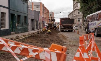 Prefeitura recupera pavimento na frente da faculdade de Direito