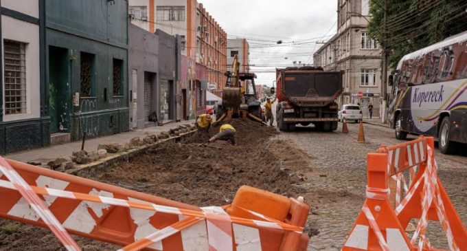 Prefeitura recupera pavimento na frente da faculdade de Direito