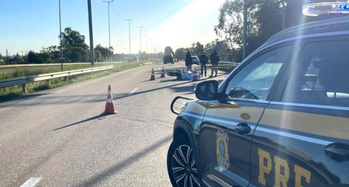 Motociclista bate em traseira de caminhão e perde a vida na BR-116