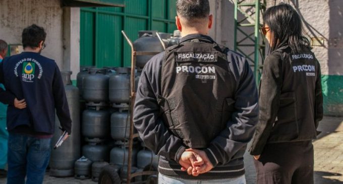 Procon e ANP encontram irregularidades em postos e revendas de gás em Pelotas