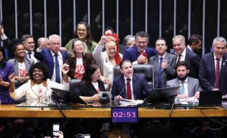 Câmara aprova fim da escala 6×1 e redução da jornada de trabalho