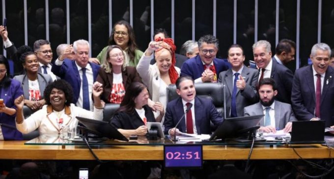 Câmara aprova fim da escala 6×1 e redução da jornada de trabalho