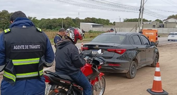 Mega Blitz aborda 105 veículos no bairro Fragata