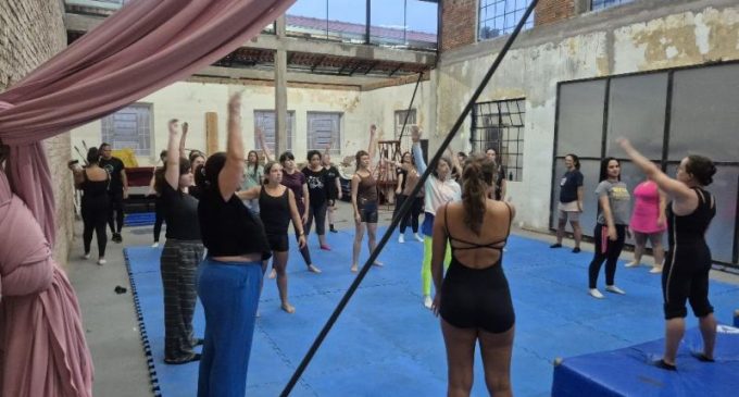 Projeto oferece oficina de teatro para mulheres