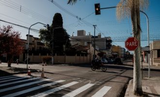 Instalação de novo semáforo pede atenção aos condutores