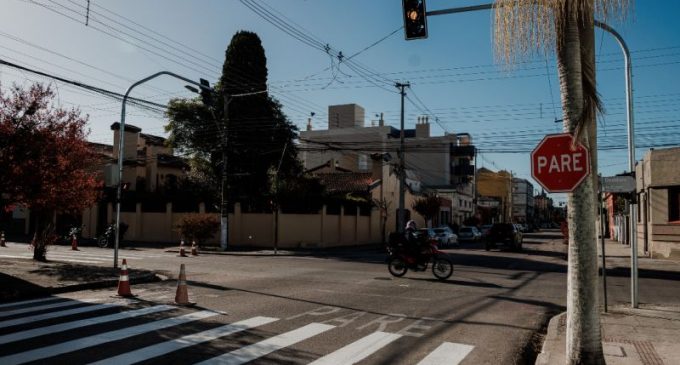 Instalação de novo semáforo pede atenção aos condutores