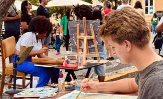 Exposição reúne obras criadas ao vivo durante o Dia Mundial da Criatividade em Pelotas 2026