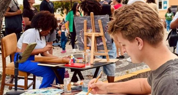 Exposição reúne obras criadas ao vivo durante o Dia Mundial da Criatividade em Pelotas 2026