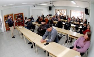 Produtores de morango de Pelotas discutem criação de associação em reunião promovida pela Emater/RS-Ascar