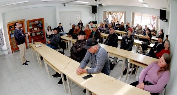 Produtores de morango de Pelotas discutem criação de associação em reunião promovida pela Emater/RS-Ascar