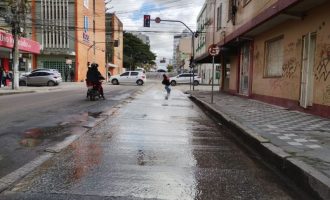 Grande vazamento no centro preocupa moradores