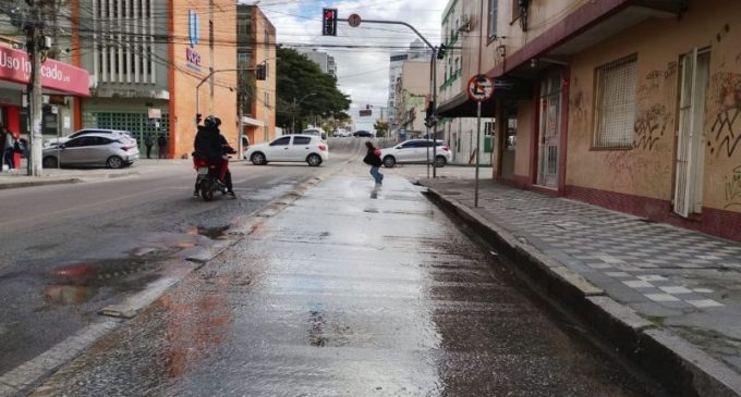 Grande vazamento no centro preocupa moradores