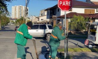 Placa de ‘PARE’ é recolocada em esquina do bairro Areal após série de acidentes