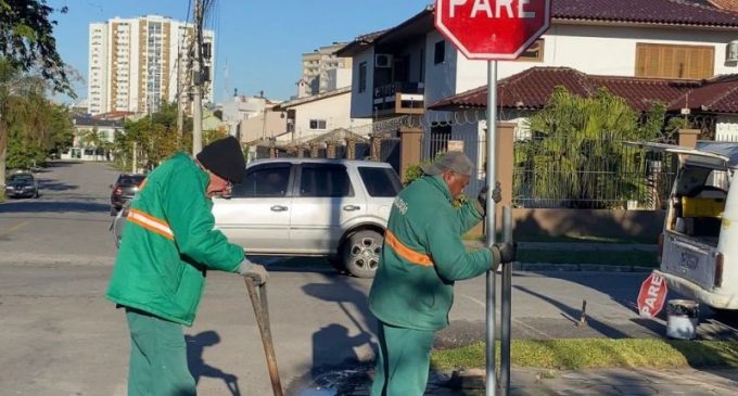 Placa de ‘PARE’ é recolocada em esquina do bairro Areal após série de acidentes