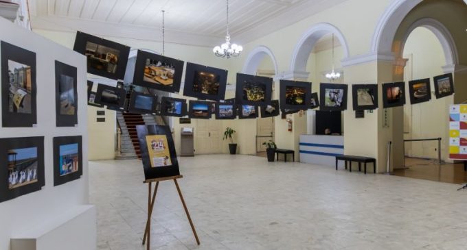 Exposição Viva o Presente é aberta com imagens de Pelotas